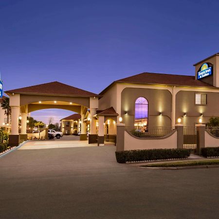Days Inn & Suites By Wyndham Houston Hobby Airport Exterior foto